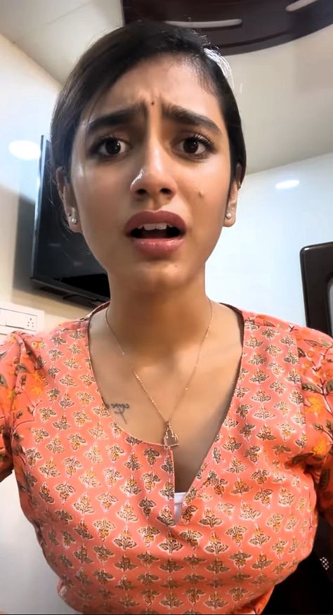 Priya Prakash Varrier, Priya Prakash, Actress Without Makeup, Beautiful Dresses Short, Meow Meow, Actress Pics, Indian Actress Hot Pics, Beautiful Smile Women, On Twitter