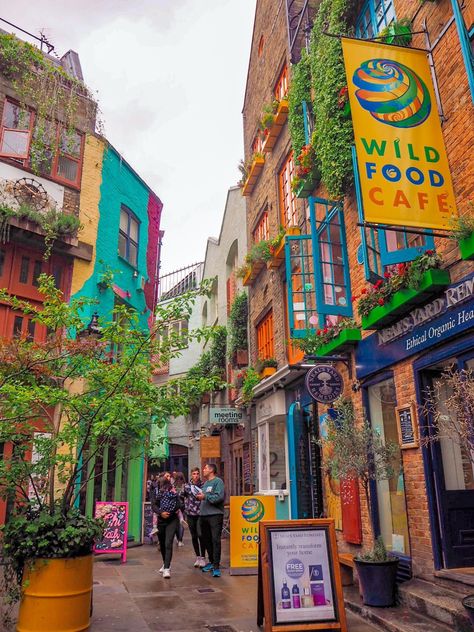 29 Cool Things To Do In Covent Garden, London - Heels In My Backpack Instagramable Places In London, Covet Garden London, Pretty Streets In London, Streets Of London Aesthetic, Underground Bar, Azaleas Garden, Camden Market, Neals Yard, Convent Garden London