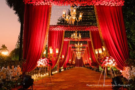 Red Theme Wedding Entrance, Royal Wedding Decorations Receptions, Royal Wedding Entrance Decor, Royal Weddings Theme, Lavish Indian Wedding Decor, Wedding Varmala Stage, Royal Themed Wedding Decor, Royal Reception Decor, Decoration Ideas Marriage