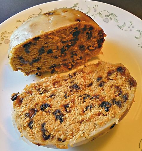 The easy fruit-spice laden Clootie Dumpling is a renowned traditional pudding and an intrinsic part of any Scottish celebration. Fruit Pudding Recipes, Clootie Dumpling, Scottish Desserts, Suet Pudding, Scottish Dishes, Scottish Recipes, Dumpling Recipe, Golden Oldies, English Food