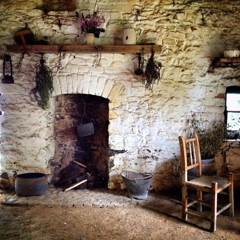 Cottage at Bunratty Folk Park Traditional Irish Cottage, Bunratty Castle, Irish Kitchen, Ireland Cottage, Irish Cottage, County Clare, Into The West, Old Irish, Irish History