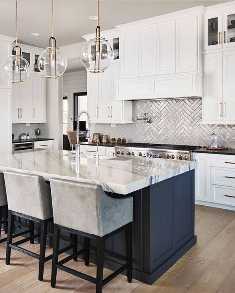 Hiasan Dalaman Dapur, Dapur Moden, Lake Kitchen, Model Dapur, Snow Hill, Kabinet Dapur, Herringbone Backsplash, Small Farmhouse, Classic Kitchen