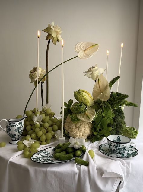 Vegetable Table Decor, Green Tablecloth Wedding, Artichoke Wedding, Fruit Centerpiece Ideas, Artichoke Tablescape, Surrealist Tablescape, Floral Installation Above Table, Moss Floral Installation, Flower Store