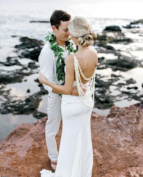 Hawaiian Wedding Dress The Bride, Tropical Wedding Dresses, Hawaiian Wedding Dress, Wedding Lei, Beautiful Wedding Makeup, Best Wedding Makeup, Curly Wedding Hair, Tropical Bridal, Wedding Top