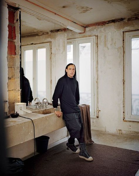 rick owens home Rick Owens Home, Michelle Lamy, Rick Owens Furniture, Paris Home, Concrete Sink, Paris Apartments, Dark Gothic, Gothic House, Scandinavian Home