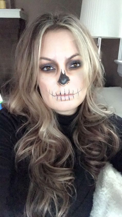 Skeleton Costume Face Paint, Skeleton Face Painting Easy, Skeleton Halloween Face Paint, Simple Halloween Skeleton Makeup, Skelton Pretty Makeup, Simple Scary Face Paint, Womens Skeleton Costume Ideas, Skeleton Makeup Diy Simple, Skeleton Face Makeup Halloween