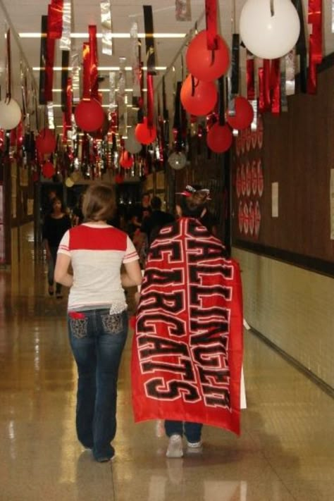 That's school spirit. (WB - can we hang things from the ceiling in the Commons area?) Homecoming Hallways, School Hallway Decorations, Hallway Decorations, Rally Idea, Pep Club, Homecoming Decorations, Homecoming Spirit Week, School Spirit Week, Homecoming Spirit