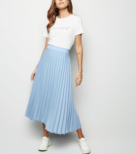 Blue Maxi Skirt Outfit Summer, Blue Midi Skirt Outfit, Blue Pleated Skirt Outfit, Silk Skirt Outfits, Pleated Skirt Outfit Summer, Georgia Outfits, Blue Maxi Skirt Outfit, Summer Color Season, Midi Skirt Outfit Winter