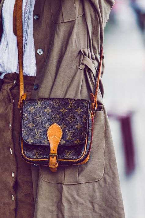 Playing With Textures - The Chriselle Factor #TheChriselleFactor Lv Vintage Crossbody Bag, Louis Vuitton Uk, Louis Vuitton Wallet Women, Louis Vuitton Handbags Crossbody, Handbag Inspiration, Vintage Louis Vuitton Handbags, Crossbody Bag Outfit, Luxurious Accessories, Louis Vuitton Crossbody Bag