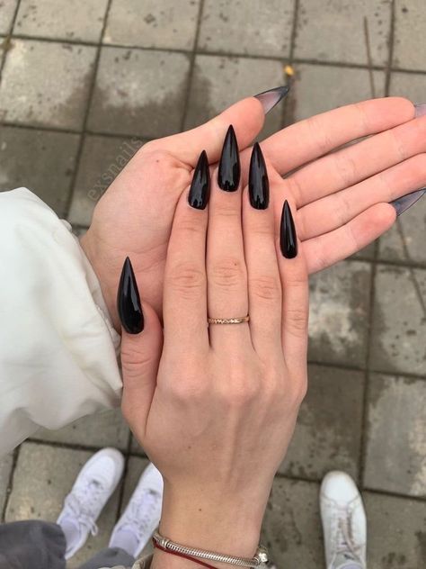 Stylish Nails Black, Edgy Nails Grunge, Stiletto Nails Black, Nails Sharp, Nails Edgy, Nails Grunge, Sharp Nails, Wow Nails, Black Acrylic Nails