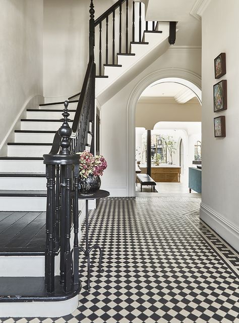 Bedrooms With Fireplaces, Victorian House Kitchen, European Design Style, Victorian Staircase, Bathroom Unique, Perfect Drawing, Staircase Decor Ideas, Victorian Hallway, Stair Well