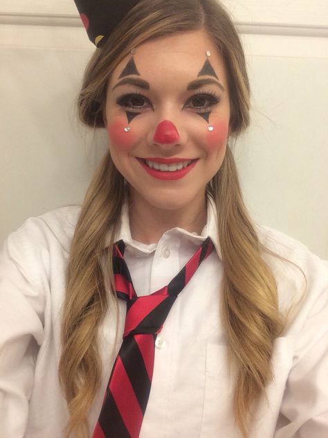 cute clown makeup More Easy Clown Makeup, Clown Face Paint, Cute Clown Makeup, Circus Makeup, Halloween Makeup Clown, Mime Makeup, Halloween Make-up Looks, Diy Halloween Makeup, Makeup Crafts