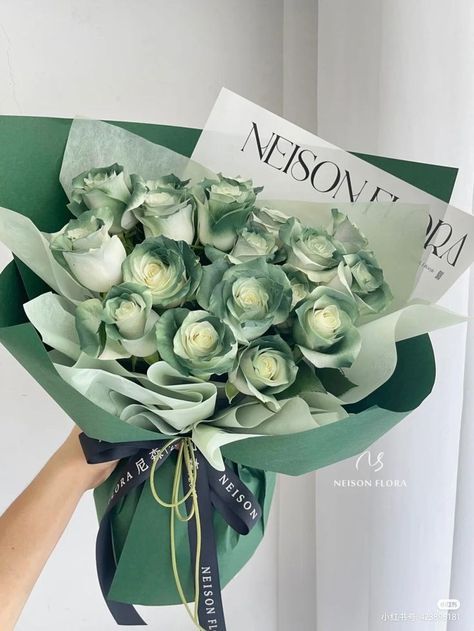 Pretty Bouquet Of Flowers Aesthetic, Green Bouquet Aesthetic, Green Rose Bouquet, Bouquet Sage Green, Green Flower Bouquet, Flowers For Men, Luxury Flower Bouquets, Fancy Flowers, Green Bouquet