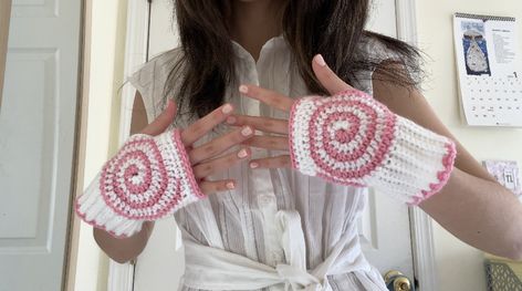 Crochet Hand Warmers Tutorial, Hand Warmers Crochet, Crochet Fingerless Gloves Free Pattern, Crochet Hand Warmers, Crochet Wrist Warmers, Spiral Crochet, Hand Gloves, Crochet Fingerless Gloves, Crochet Mittens