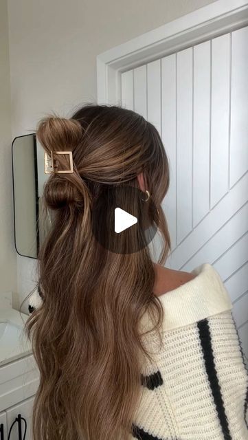 breanna cohoon on Instagram: "easy half up hairstyle 🫶🏼 comment “gold clips” for my favorite gold clips 
.
.
.
.
#hairstyle #hairtutorial #fallstyle #fallinspo #fallhair #easyhairstyles #style #fashion" Half Up Half Down Hair With A Clip, Half Up Half Down With Claw Clip, Easy Hair Clip Styles, Easy Half Up Half Down Hairstyles, Easy Half Up Half Down Hair, Half Up Hairstyle, Easy Work Hairstyles, Hair Feathers, Navy Hair