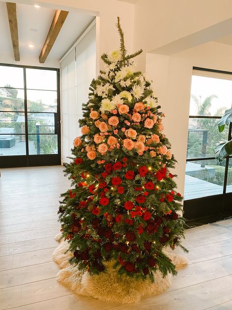 400 flower Christmas tree — Magie De Fleur Christmas Tree With Fake Flowers, Urban Christmas Tree, Flower Christmas Tree Decoration, White Flower Christmas Tree, Christmas Tree Floral, Roses Christmas Tree, Christmas Tree Flower Decorations, Floral Christmas Tree Ideas, Rose Christmas Tree