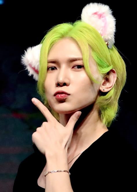 Yeosang Ateez Cute, Ateez Yeosang Cute, Yeosang Green Hair, Cute Yeosang, Kang Yeo Sang, Yeosang Cute, Ateez Kang Yeosang, Ateez Yeosang, Yeosang Ateez