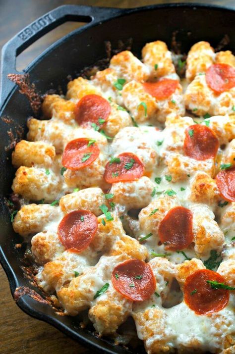 Tater Tot Pizza, Tot Recipes, Pizza Photography, Tater Tot Recipes, Main Dish Casseroles, Iron Skillet Recipes, Pizza Casserole, Tater Tot Casserole, Cast Iron Skillet Recipes