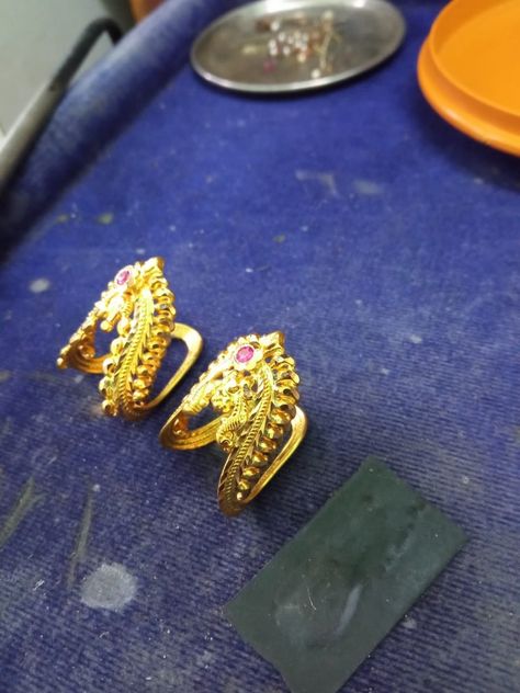 Ring Designs Gold, Vanki Designs Jewellery, Gold Finger Rings, Ruby Rings, Artsy Pictures, Gold Jewellery Design Necklaces, Gold Earrings Designs, Finger Rings, Jewelry Design Necklace