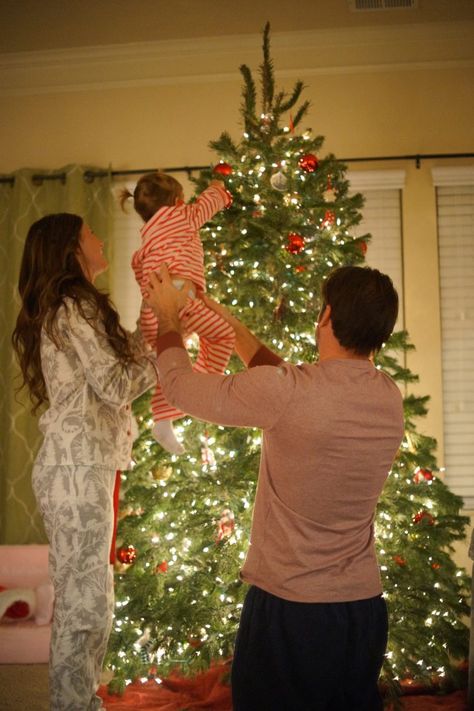 Christmas Baby Photoshoot, Christmas Friday, Christmas Dressing, Baby Christmas Photography, Christmas Baby Pictures, Christmas Family Photoshoot, Family Christmas Card Photos, Baby Christmas Photos, First Christmas Photos