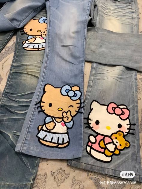 Sanrio Jeans, Painting On Pants Ideas, Pants Painting, School Spirit Outfit, Handpainted Jeans, Senior Painted Jeans, Jeans Painting, Jeans Png, Denim Diy Clothes