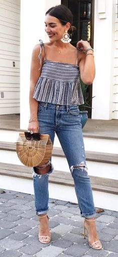 This is one of the preppy and casual family cookout outfit ideas! #summerfashion #summerparty #summeroutfit #jeans #basketbag Cookout Outfit, Carrie Bradshaw, Inspired Outfits, Mode Inspiration, Street Styles, Outfits Casuales, Ripped Jeans, Look Fashion, Spring Summer Fashion