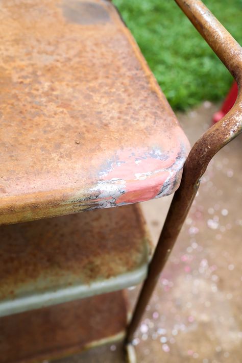 How to transform a rusty old bar cart using Rustoleum's line of rust-stopping primer and spray paint. Great ideas for rusty furniture makeovers! How To Paint Rusted Metal, Diy Backyard Bar, Painting Rusted Metal, Small Metal Table, Painting Rusty Metal, Metal Work Bench, Painted Outdoor Furniture, Metal Trash Cans, Vintage Cart