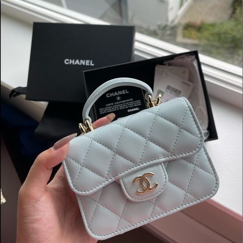 Chanel 2021 baby blue mini flap coin small accessory Cute Chanel Bags, Designer Mini Bags, Mini Handbags Outfit, Mini Chanel Bag, Chanel Small Bag, Mochila Chanel, Mini Bag Outfit, Baby Chanel, Mini Designer Bags