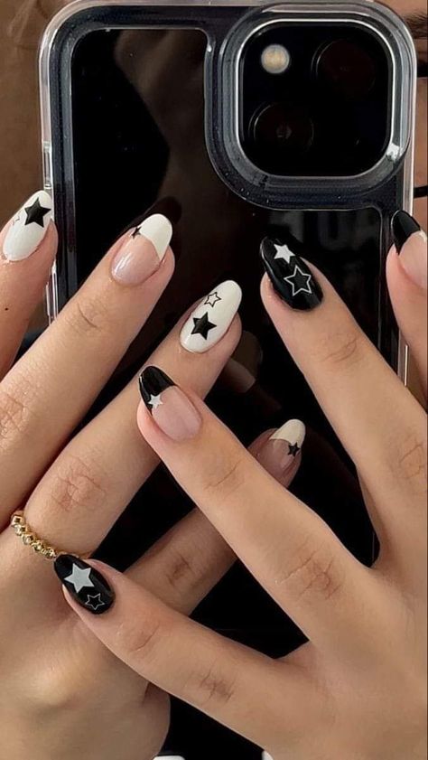 Black And White Simple Nail Designs, Nails Ideas Basic, Black And White Nails Short, Aesthetic Grunge Black, Nails Grunge, Black Almond Nails, Star Outline, Cute Grunge, Grunge Nails