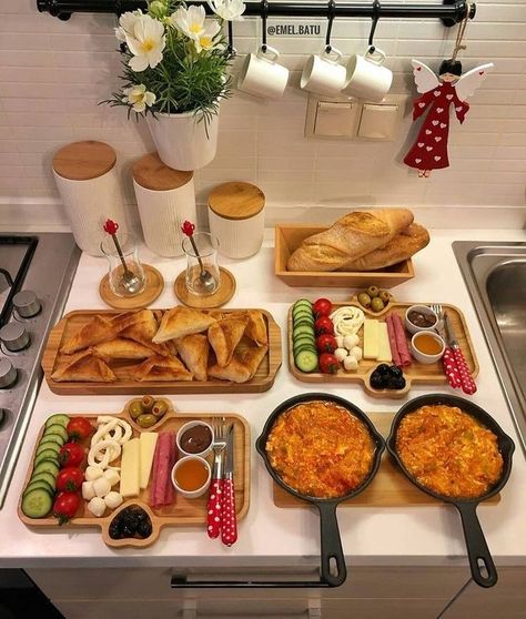 Breakfast Presentation, Breakfast Platter, Party Food Platters, Food Displays, Think Food, Buffet Food, Food Goals, Food Platters, Iftar