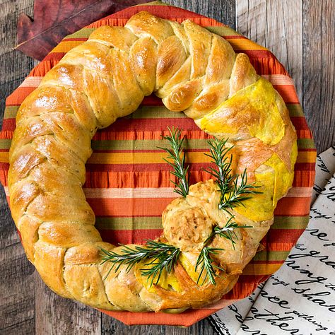 This Thanksgiving wreath braided bread centerpiece recipe only contains seven main ingredients, but wow, what an impact! And it's flavored with poultry seasoning, so it fits in beautifully with the rest of your Thanksgiving menu! #breadbakers | pastrychefonline.com Bread Centerpiece, Bread Wreath, Braided Bread, Bread Art, Edible Crafts, Thanksgiving Wreath, Thanksgiving Wreaths, Thanksgiving Menu, Bread Recipes Homemade