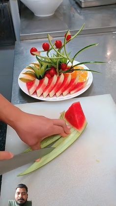 Cut Watermelon Easy, Food Garnish, Watermelon Carving, Cut Watermelon, Cut Design, Christmas Party, Watermelon, Carving, Fruit