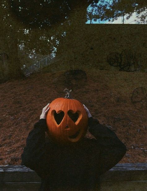 Hellowin Aesthetic, Spooky Fall Aesthetic, Pumpkin Carving Aesthetic, Halloween Is Cool, Fall Mood, Halloween Wallpaper Iphone, Spooky Szn, Halloween 3, Halloween Vibes