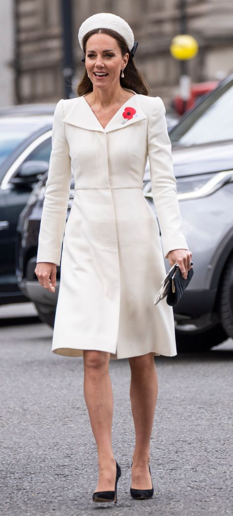 The queen of outfit repeating has done it again. Kate Middleton just rewore a dress she first wore back in 2015, but with a slight twist. Kate Middleton Dress, Day In London, Kate And Meghan, Cream Coat, Occasion Hats, Princess Catherine, Catherine Duchess Of Cambridge, Princess Kate Middleton, Prince William And Catherine