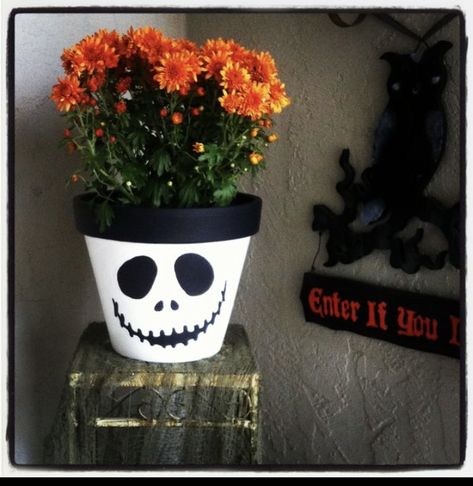 Terra Cotta Pot Crafts Diy, Nightmare Before Christmas Decorations, Terra Cotta Pot Crafts, Painted Pots Diy, Painted Plant Pots, Nightmare Before Christmas Halloween, Pot Crafts, Halloween Flowers, Adornos Halloween