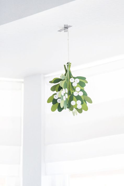 Mistletoe Free Printable - an amazing (and easy!) three-dimensional mistletoe to hang in your home this holiday season! Mistletoe Printable, Christmas Free Printables, Mistletoe Ball, Paper Leaf Wreath, Christmas Gift Tags Free, Origami Christmas Tree, Christmas Tree Printable, Tarjetas Pop Up, Christmas Lights Garland