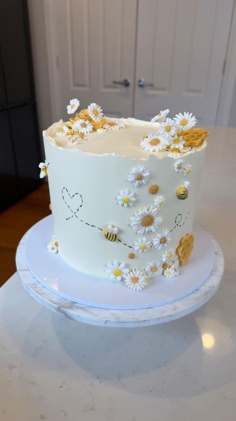 How Much Should I Charge For This Cake? | Hey all! I LOVE this page for advice 🥰 | Facebook Honey Bee Birthday Cake Ideas, Bee And Flower Birthday Cake, First Bee Day Party Cake, Honey Themed Cake, Honey Bee Smash Cake, Bee Themed Birthday Party Food, Bumble Bee Cake Ideas, Honey Bee Birthday Cake, Honey Bee Cake Ideas