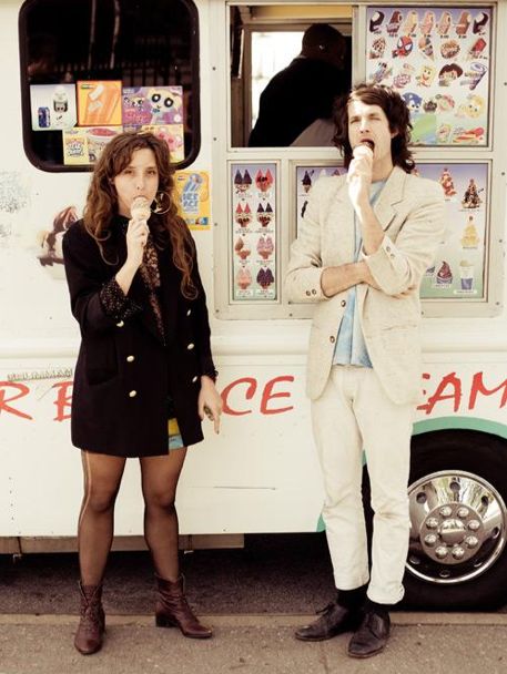 beach house Duo Photoshoot, Beach House Band, Victoria Legrand, Beach House Pictures, Beach House Aesthetic, House Photos, Celebrity Culture, Dream Pop, Sand Sea