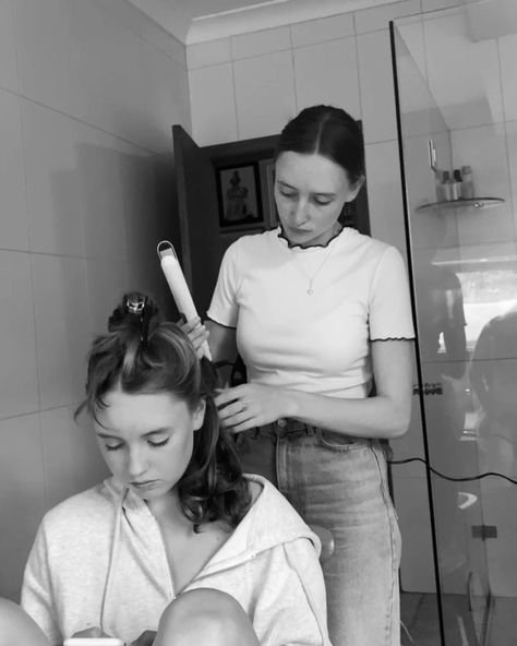 Black and white photo of older sister curling the hair of her younger sister for formal Aesthetic Sisters, Formal Aesthetic, Sisters Goals, Sister Pictures, Sister Photos, Girls Together, Older Sister, Younger Sister, Two Sisters