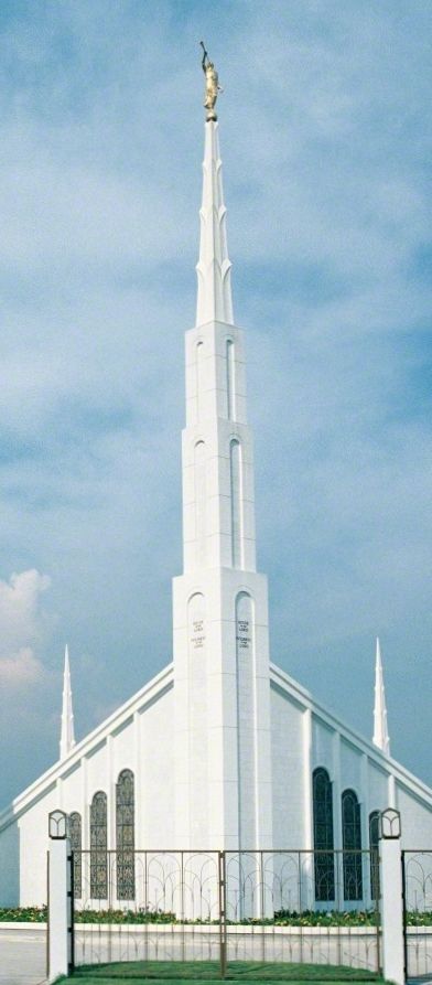 Manila Philippines Temple. #LdsTemple #MormonTemple Mormon Aesthetic, Aesthetic Philippines, Captain Moroni, Pretty Buildings, Regions Of The Philippines, Philippine Holidays, Lds Temple Pictures, Temple Lds, Mormon Temples