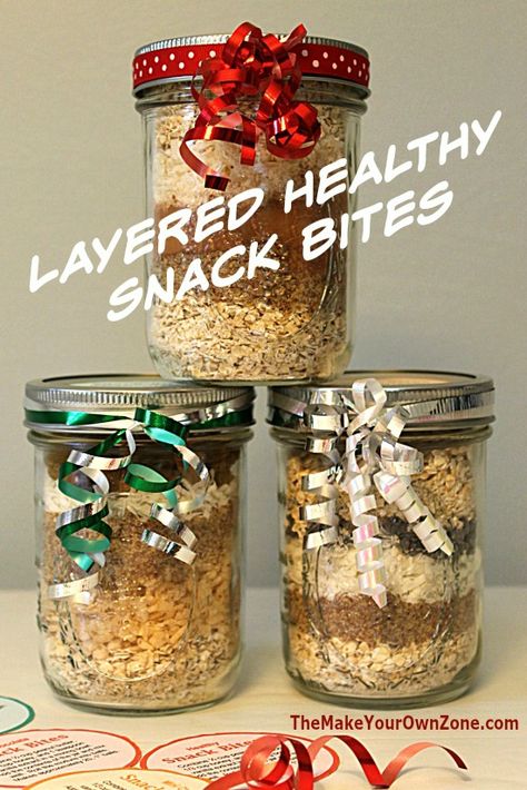 Layered jar mix for healthy snack bites made with whole food ingredients Healthy Snacks In A Jar, Engery Bites, Healthy Snack Bites, Gift Mixes, Jar Snacks, Jar Food Gifts, Mason Jar Gifts Recipes, Healthy Food Gifts, Mason Jar Mixes