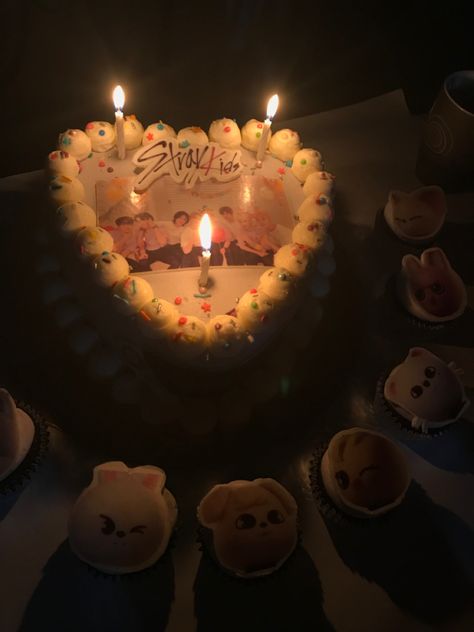 Straykids Birthday Cake, Stray Kids Cake Birthday, Stray Kids Birthday Cake, Skz Birthday Cake, Kpop Birthday Cake, Skz Cake, Bts Birthday Cake, Stray Kids Cake, Skz Birthday