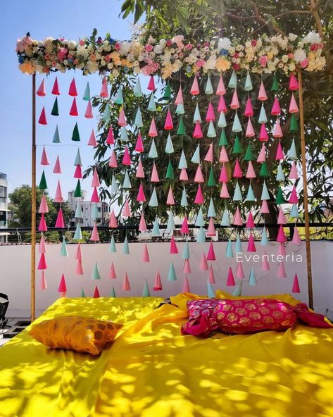 Mehendi Decor Ideas At Home, Indian Outdoor Wedding Decor, Mehndi Decoration Ideas, Haldi Decoration Ideas, Haldi Ceremony Decorations, Mehendi Decor Ideas, Glamorous Wedding Decorations, Simple Wedding Decorations, Wedding Decoration Ideas