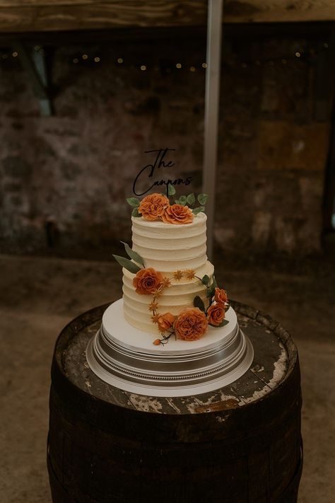 Burnt Orange Theme Wedding Cake, Burnt Orange And Green Wedding Cake, One Tier Fall Wedding Cake, Orange Flower Wedding Cake, Fall Simple Wedding Cake, Fall Wedding Cake Ideas 2 Tier, Fall Wedding Cake Simple, Rust Cake Wedding, Simple Wedding Cake Fall