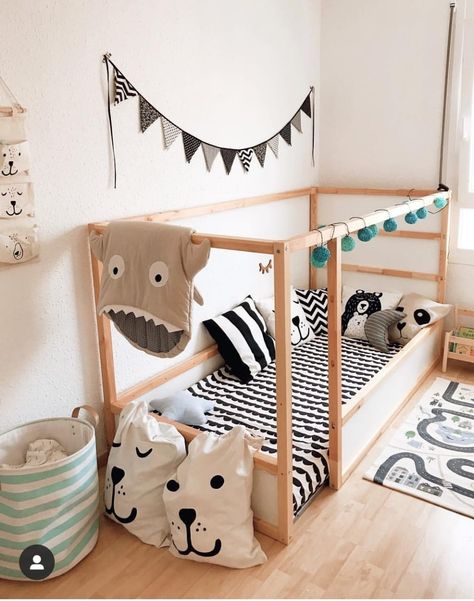 Cama Ikea Kura, Cama Ikea, Toddler Floor Bed, Ikea Kura Bed, Toddler Boy Room Decor, Kura Bed, Big Boy Bedrooms, Big Kids Room, Toddler Room Decor