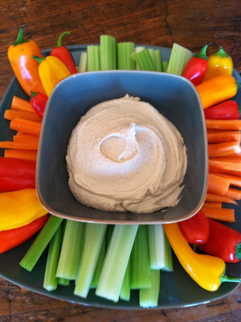 raw hummus and veggie dipping sticks Hummus And Veggies, Veggie Sticks, Fast Meals, Hummus Dip, Carrot Sticks, Muscle Gain, Beach Days, Healthy Foods, Hummus