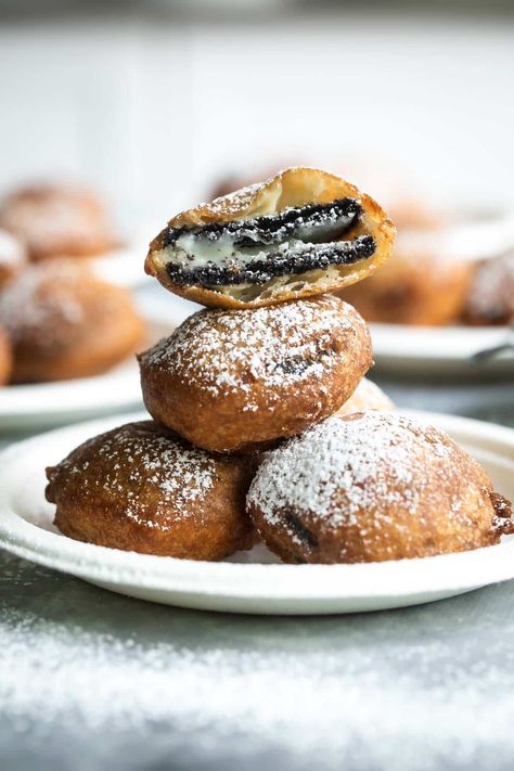 If you’re looking for the ultimate outrageous dessert experience, look no further than Deep Fried Oreos. This State Fair Favorite is just 5 ingredients (plus powdered sugar for dusting) and couldn’t be easier to make. The secret ingredient? Pancake mix! Deep Fried Ice Cream, Deep Fried Oreos, Fried Cheese Curds, Deep Fried Recipes, Pork Tenderloin Sandwich, Fried Recipes, Fried Dessert, Fried Oreos, State Fair Food