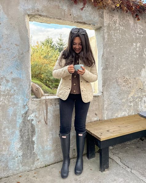 leaning in to the barbour jacket/hunter boots combo hard in Scotland 🏴󠁧󠁢󠁳󠁣󠁴󠁿 Follow my shop @thedaintydetailsblog on the @shop.LTK app to shop this post and get my exclusive app-only content! #liketkit #LTKSeasonal #LTKShoeCrush #LTKStyleTip @shop.ltk https://liketk.it/4UDsw #falloutfits #falloutfitideas #falloutfitinspo #barbourjacket #hunterboots #preppystyle #classicstyle Hunter Boots Chelsea Outfit, Tall Hunter Boots Outfit, Short Hunter Boots Outfit, Hunter Boots Chelsea, Hunter Boots Outfit Winter, Chelsea Outfit, Short Hunter Boots, Hunter Boots Short, Rain Boot Outfit