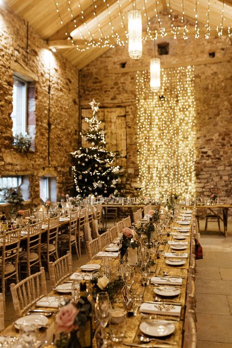 Winter Barn Weddings, Christmas Wedding Themes, Christmas Wedding Inspiration, Xmas Wedding, Barn Party, December Winter, February Wedding, Wedding Themes Winter, Winter Wedding Decorations