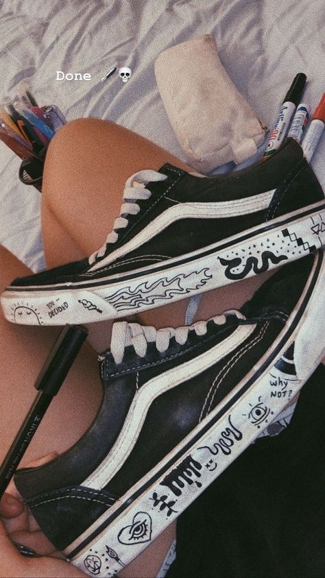 Things To Write On Your Shoes, Vans Writing On Shoes, Vans Custom Ideas, Zapatillas All Star, Doodle Shoes, Sharpie Shoes, Vans Aesthetic, Converse Design, Grunge Shoes